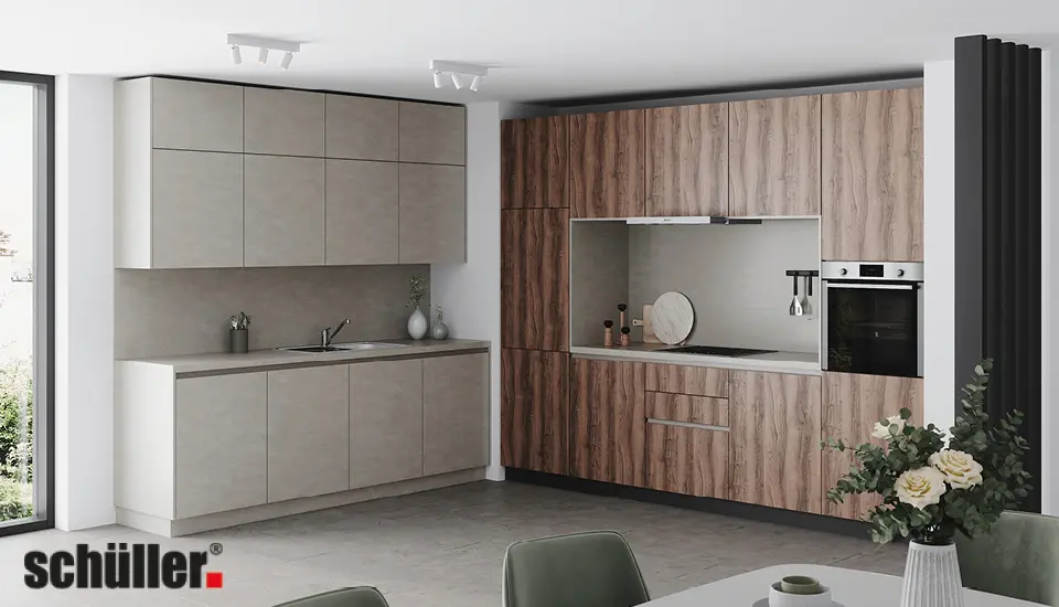 Hochwertige Schüller Küche mit Fronten in Betonoptik und warmen Holzelementen, klare Linien und großzügige Arbeitsflächen für modernes Küchendesign und stilvolle Raumgestaltung.